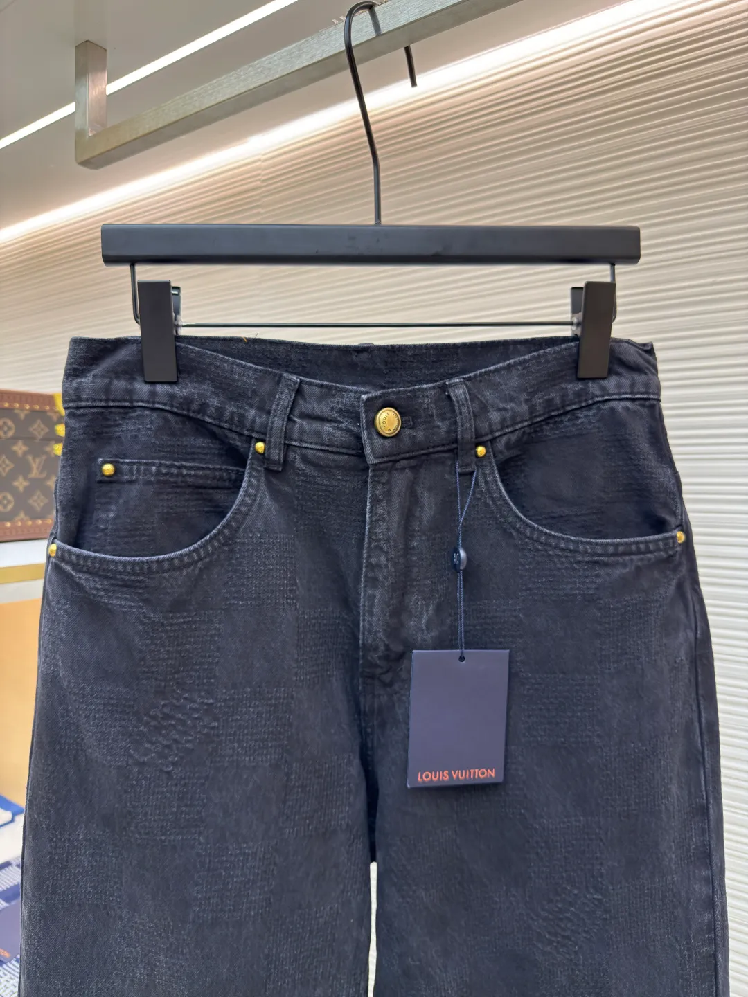 LOUIS VUITTON checkerboard denim trousers ●Authentic product: Purchased and developed by 12589 ●Item number: 1680033-B45 ●Material: denim fabric ●Technology: jacquard production ●Version: fitted version ●Weight: about 820 grams ●Size: 30-32-34-36 ●Description: Denim made with yarn-dyed jacquard technology, that is, twill weave, indigo-dyed denim. Sand washing is a post-processing process for jeans, which gives the clothes a certain fading effect and a sense of staleness after washing. Sand-washed jeans have a unique texture and feel, and the surface shows a uniform plush effect, giving people a retro and nostalgic feeling. They can be matched with tops of the same season to create a fashionable look, and can be used in various occasions. Customized accessories, complete with three standards, the same style for men and women!